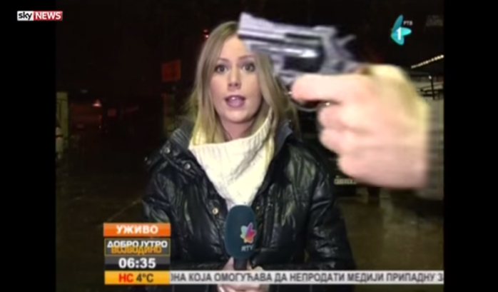 La impresionante reacción de periodista ante amenaza con arma de fuego