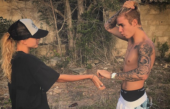 ¿Nuevo romance? Justin Bieber recibió el 2016 junto a esta guapa compañía
