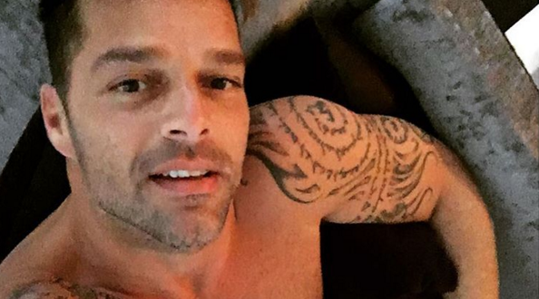 Ricky Martin enciende Instagram con foto en un diminuto traje de baño