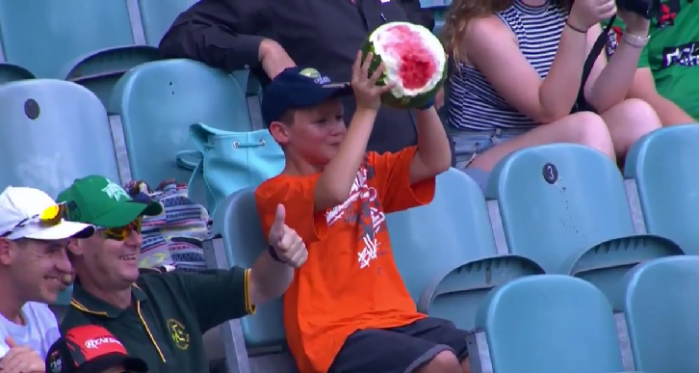Niño se vuelve viral por su original forma de comer sandía en pleno estadio