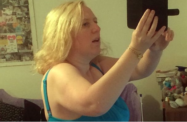 Adicta al chocolate bajó 45 kilos tras casi quebrar un piano en obra de teatro