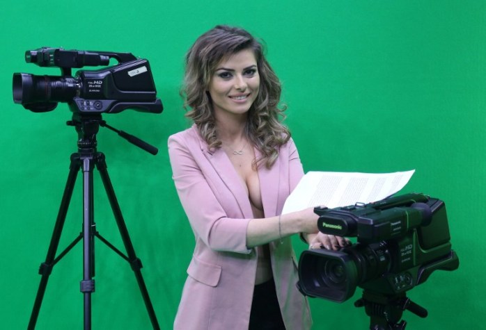 TV albanesa presenta las noticias 