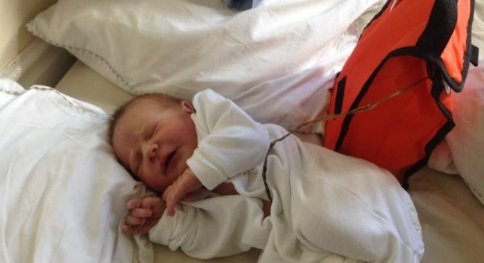 Controversia: Mamá dejó el cordón y placenta unidos a su bebé por 6 días