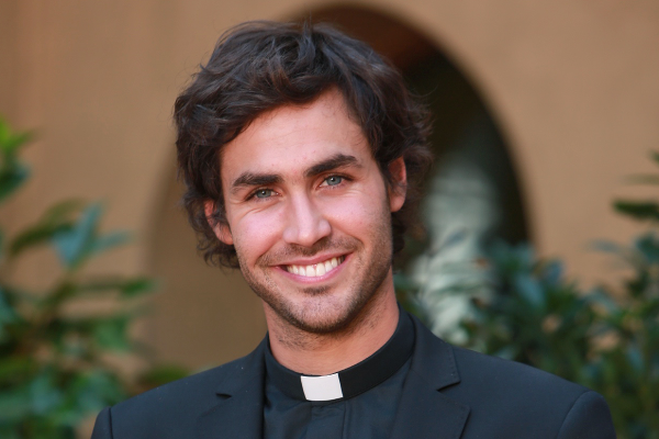 Guapo actor Matías Assler comparte look que tendría en 