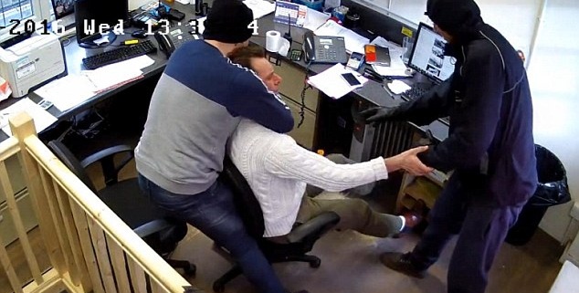 Impactante video de un violento robo: La víctima quedó inconsciente