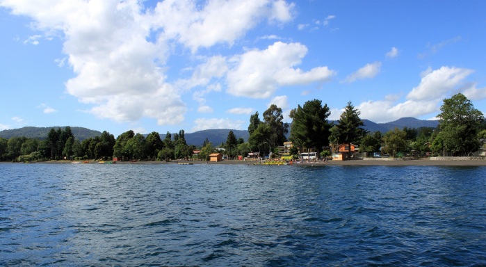 Graban brutal riña en playa de Lican Ray: Mujer recibió pedrada en el rostro
