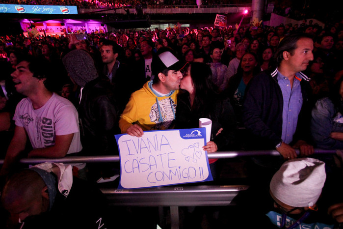 Las preciosas propuestas de matrimonio que marcaron el show de Eros Ramazzotti en Viña