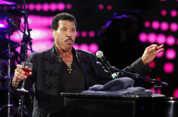 Lionel Richie bebió curioso brebaje durante su show en el Festival de Viña del Mar