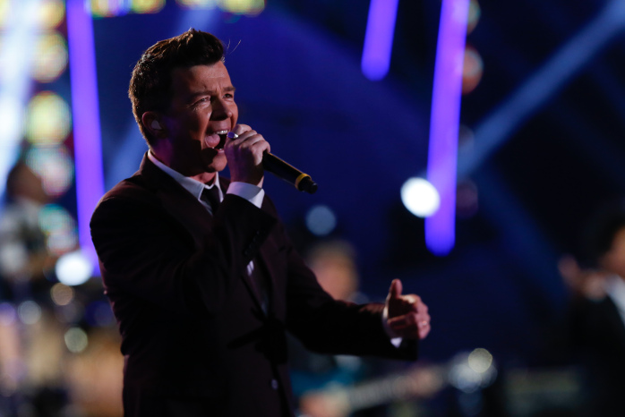 Rick Astley encendió Twitter con osada acción en Viña: Descorchó un vino en el escenario