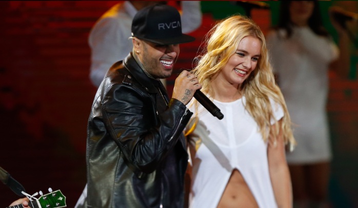 Nicky Jam le cantó 'El Perdón' a Kika Silva en su presentación de Viña 2016