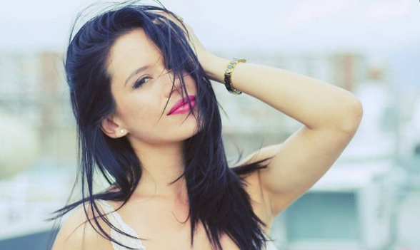 Angie Alvarado vuelve a remecer Instagram posando en ceñido bikini rojo