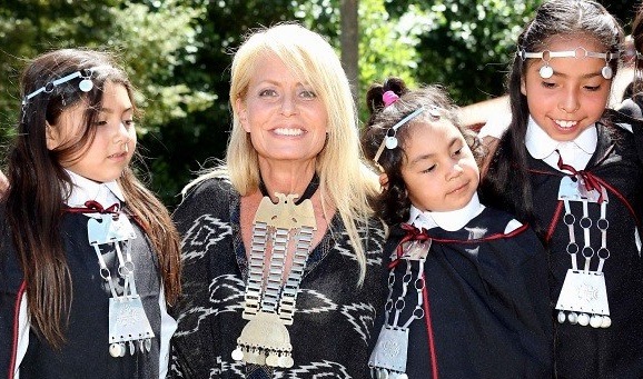 Polémica generó Cecilia Bolocco tras mala utilización de accesorio mapuche