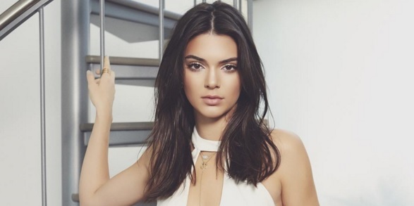 Captan a Kendall Jenner a punto de mostrar demás: Sus reflejos la salvaron