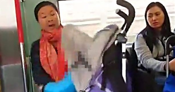 Hombre chino no soportó a niño que lloraba en el tren y le gritó en la cara