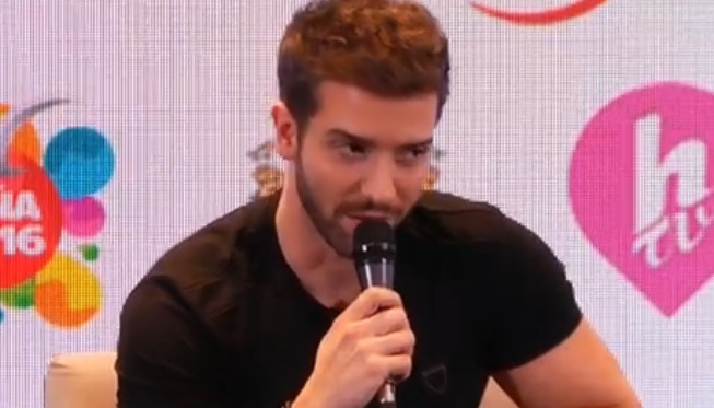 Fría respuesta de Pablo Alborán a periodista que lo vinculó con Ricky Martin