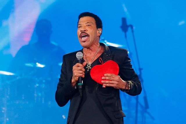 Gigantesto retrato hecho por admirador de Lionel Richie sorprendió al artista anglo