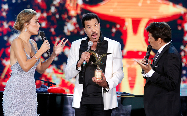Tuiteros alaban fluido inglés que Carola de Moras sostuvo con Lionel Richie