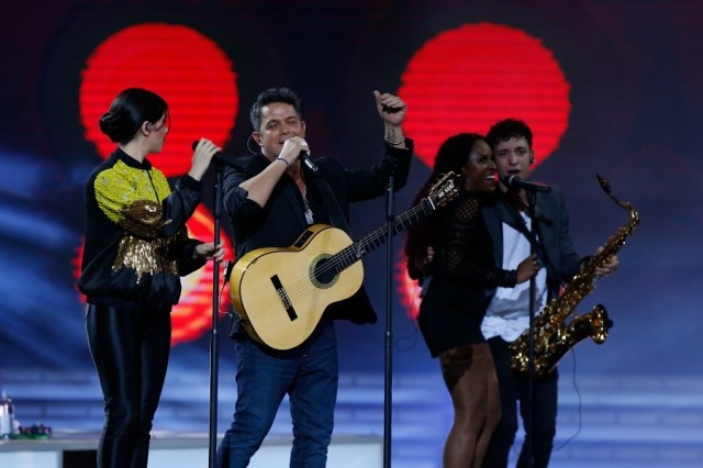 Tuiteros no perdonaron a Javiera Mena: criticaron su presentación con Alejandro Sanz