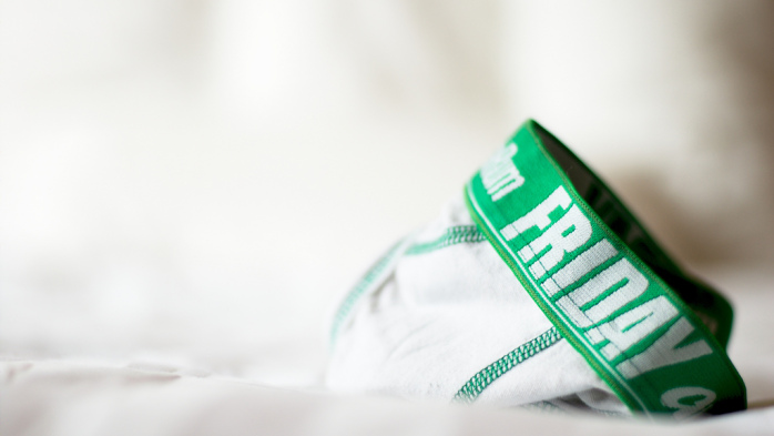 3 razones que podrían explicar porqué los hombres se tocan 