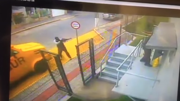 Guardias lograron sobrevivir a violento asalto con astuto truco: Se hicieron los muertos