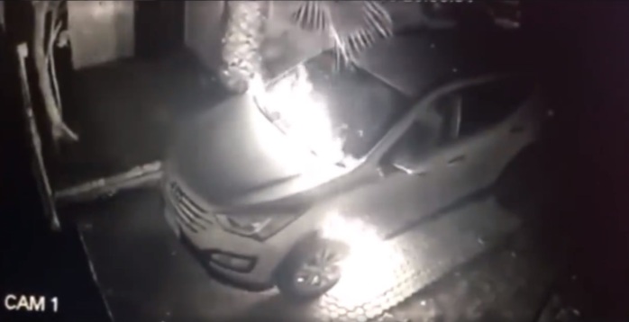 Graban a violento hombre quemando por segunda vez el auto de su ex pareja