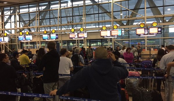 Molestia de pasajeros en aeropuerto de Santiago por enorme demora de vuelos a Colombia