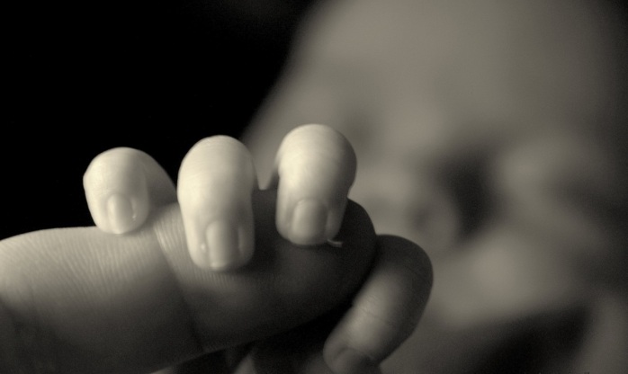 El agridulce motivo por el que una mamá retrató a su bebé como un arcoíris