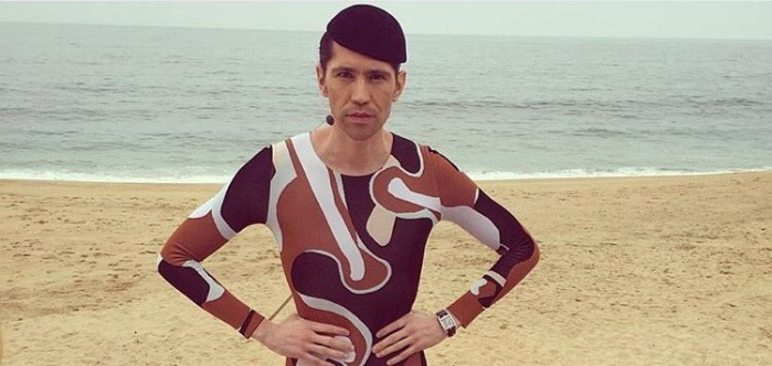 Di Mondo es sorprendido durmiendo mientras esperaba ingresar a Bienvenidos