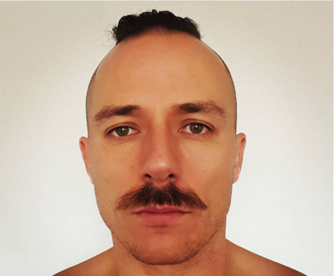 Gonzalo Egas se desnuda para preguntarle a seguidoras si lo prefieren con o sin bigote