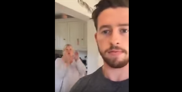 Se pasó todo un año lanzando huevos a su madre: el video que grabó es viral