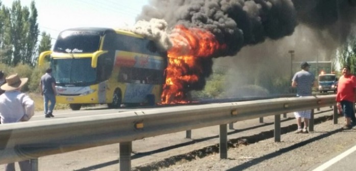 Bus interprovincial de pasajeros se incendia a la altura de San Carlos