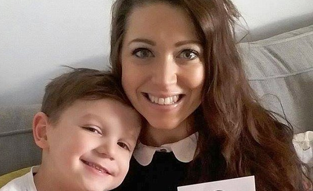 El bello gesto de un niño con su madre en San Valentín que conmueve a las redes sociales