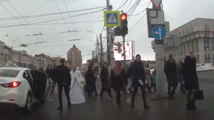 Feroz discusión de recién casados a minutos de salir de la iglesia se toma la red