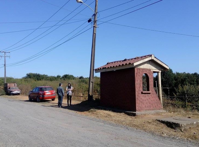 ¡Nuevo error de edificación! Construyeron paradero al revés en cerro de Tomé