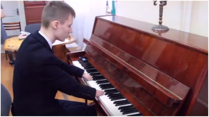 Este joven sorprende por su habilidad en el piano: Nació sin dedos