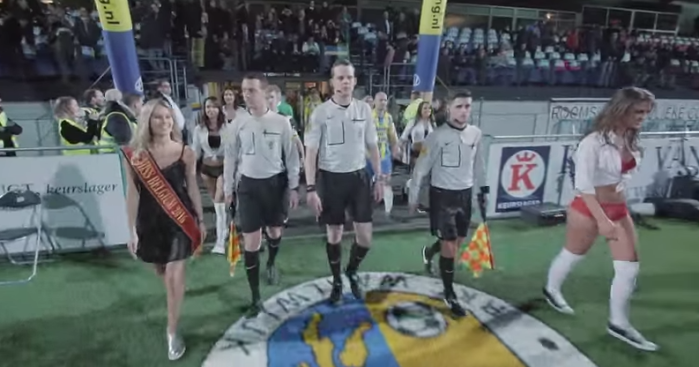 ¿Adiós tradición? Clubes ingresaron con sexys modelos en lencería a la cancha