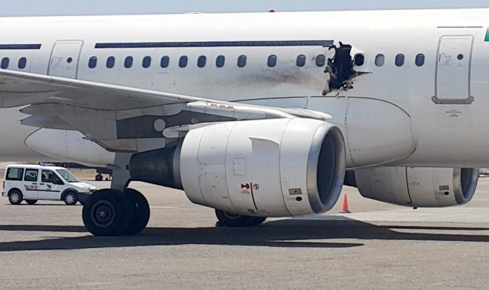 Explosión abrió agujero en avión y succionó a pasajero: Cayó a 300 metros de altura