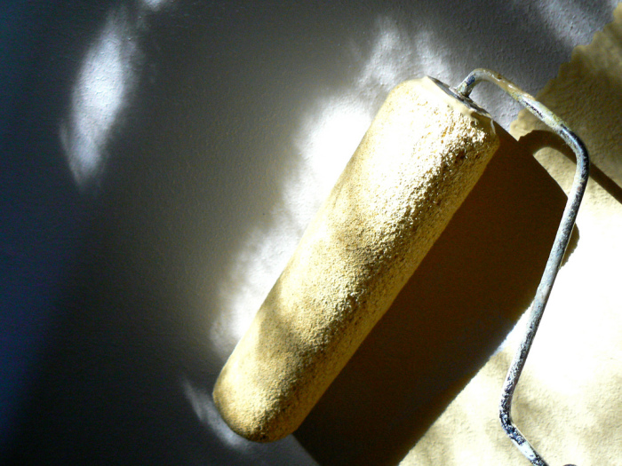 Niña se aplicó autobronceante con rodillo para pintar: No resultó como esperaba