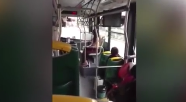 Osada joven es recriminada por andar en topless en el transporte público chino