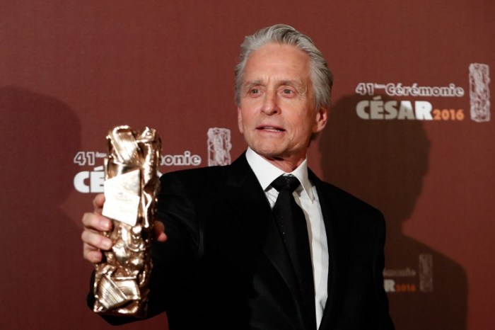 Michael Douglas anunció en su cuenta de Facebook que está 
