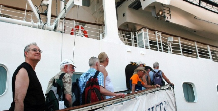 Abuelita intentó alcanzar nadando crucero que zarpó sin ella en Portugal