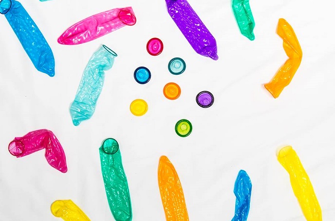 Vestidos hechos completamente de condones son furor en Facebook