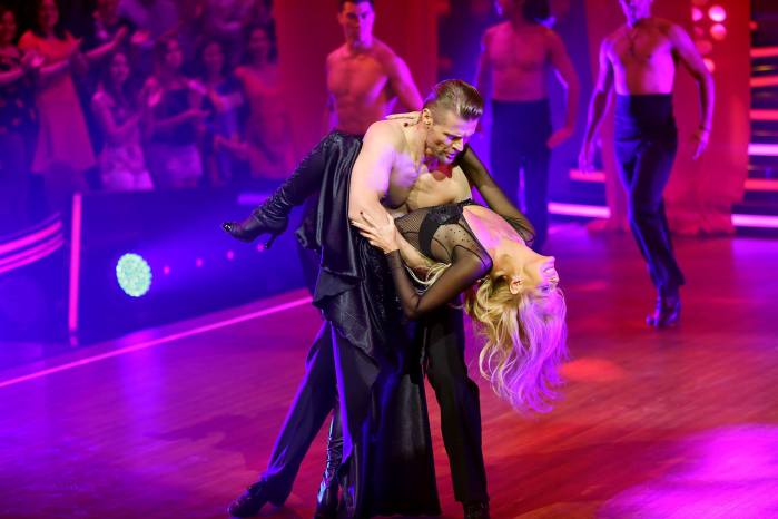 Cecilia Bolocco sorprende con sensual baile en su debut en 'Bailando'