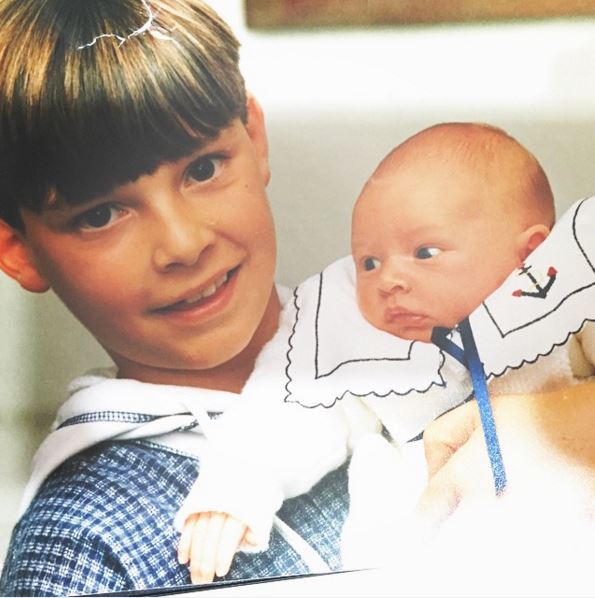 Luis Mateucci con su hermano en brazos | Mega