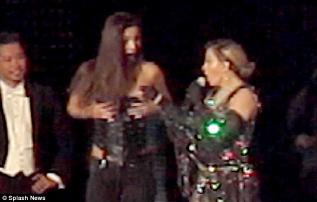 Madonna le sacó el peto a fanática de 17 años en pleno concierto