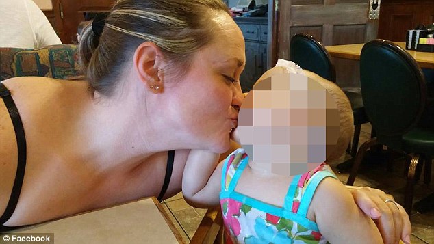 Madre arrestada por causar graves quemaduras a su hija: La metió en el horno