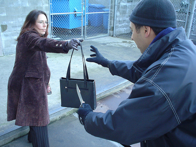 Robaron a todo un pueblo en 10 minutos y se fugaron