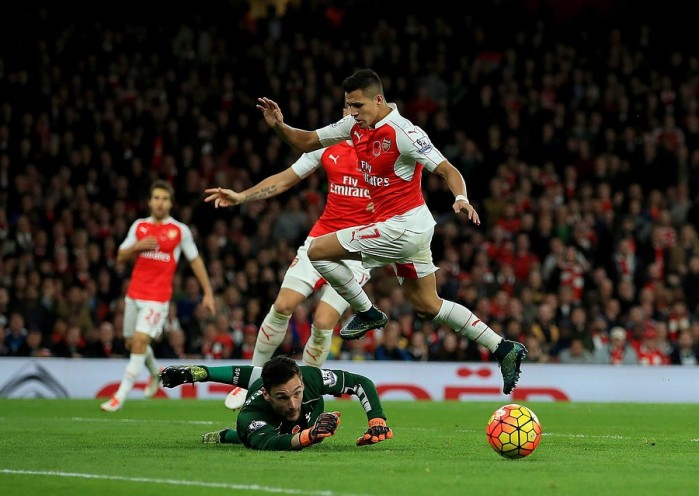 Un molesto Alexis Sánchez marcó en empate del Arsenal que lo aleja de la Premier
