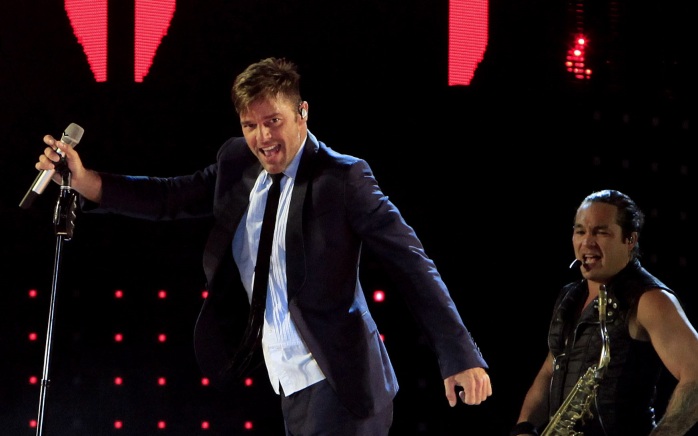 Ricky Martin deslumbra a sus fans con foto tomando sol en una diminuta sunga