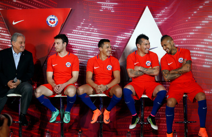 Los memes que dejó la broma de Gary Medel a Arturo Vidal en plena conferencia